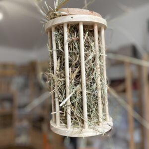 Râtelier à foin suspendu en bois naturel – Lapin et Rongeurs